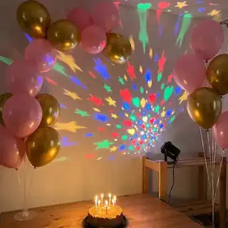 Decoración de cumpleaños con estrellas y corazones proyectados
