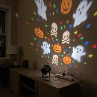 Pared de la sala proyectada con el Lumibú en el mueble