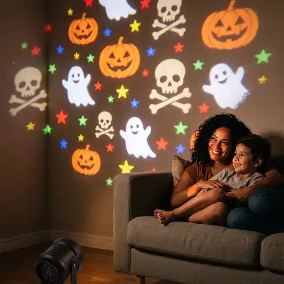 Mamá e hijo en el sofá frente a la pared llena de fantasmas y calabazas