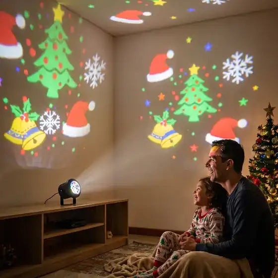 Papá e hija frente a la pared llena de árboles de Navidad y copos