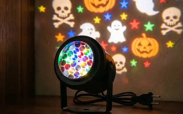 Proyector Lumibú encendido proyectando fantasmas y calabazas