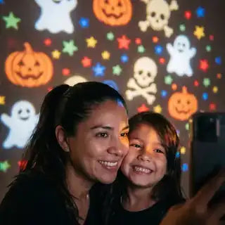 Laura y su hija con la proyección de Halloween