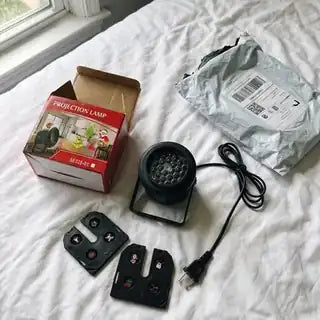 Proyector recién desempacado con sus cassettes