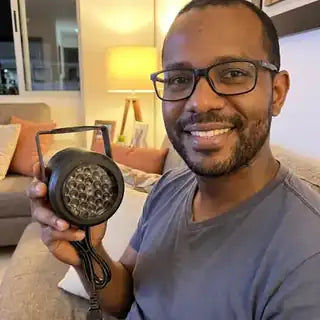 Andrés mostrando el proyector en la mano