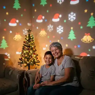 María Teresa y su nieto con la proyección de Navidad